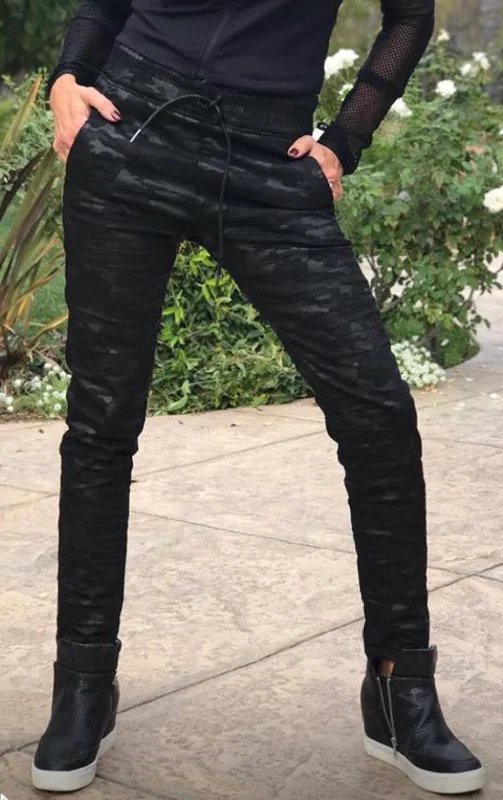 Shely Camo Jogger Pants In Black